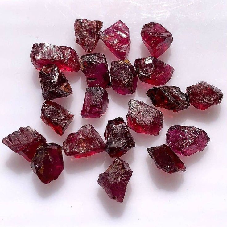 Ý Nghĩa Đá Garnet Đỏ Lắc Tay