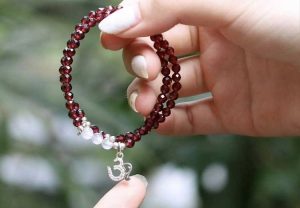 Ý Nghĩa Đá Garnet Đỏ Tay