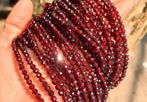 Ý Nghĩa Đá Garnet Đỏ Vòng