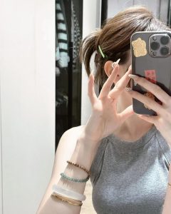 Đeo vòng ngọc tay phải