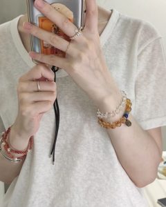Vòng ngọc đeo tay trái hay tay phải 