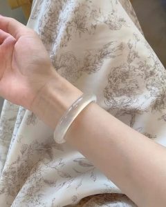 Vòng ngọc lên nước