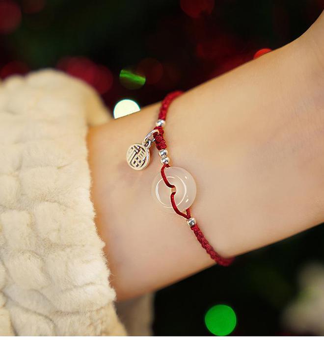 Vòng chỉ đỏ may mắn
